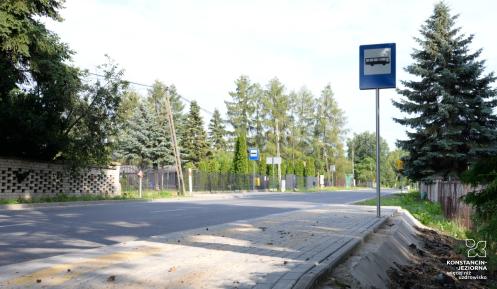 Na zdjęciu widoczny jest nowy przystanek autobusowy „Czernidła-Dom Ludowy”. Przy utwardzonym peronie ustawiono słupek z oznaczeniem przystanku, a obok znajduje się jezdnia otoczona drzewami i zabudową jednorodzinną. Przystanek został przygotowany do obsługi pasażerów komunikacji publicznej