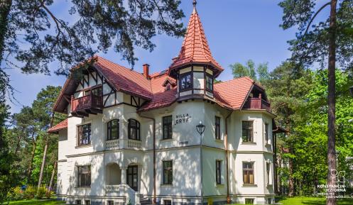 Zdjęcie przedstawia willę Gryf w Konstancinie-Jeziornie