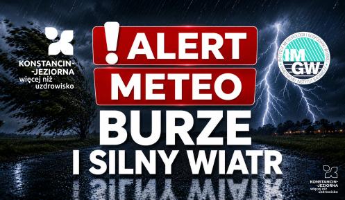 Grafika ostrzegawcza z napisem „ALERT METEO – BURZE I SILNY WIATR”, przedstawiająca burzowe niebo, intensywny deszcz, błyskawice i silnie uginające się na wietrze drzewa.
