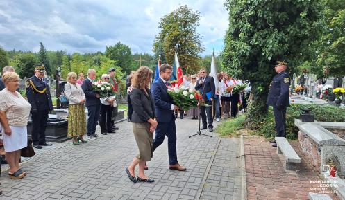 87. rocznica wybuchu drugiej wojny światowej - reprezentacja władz samorządowych składa kwiaty w imieniu mieszkańców gminy Konstancin-Jeziorna