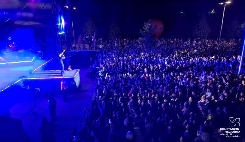 Widok tłumu uczestników „Muzycznego Pożegnania Lata” zgromadzonych przed sceną podczas koncertu w Konstancinie-Jeziornie.