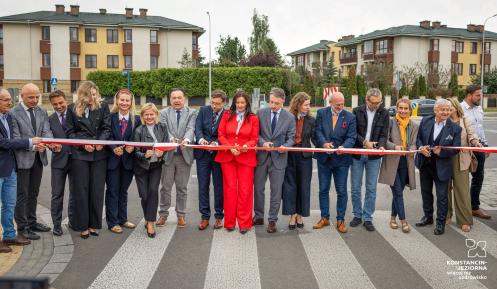 Zdjęcie grupowe z oficjalnego otwarcia drogi 721
