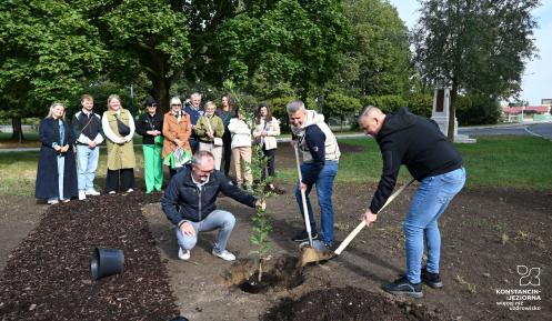 Delegacje z Hranic i Konstancina-Jeziorny sadzą sadzonkę dębu.