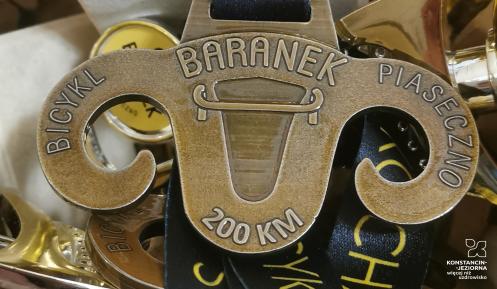Medal w kształcie głowy baranka z rogami z napisami: Bicykl, Piaseczno, Baranek, 200 km