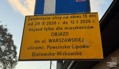 Zdjęcia znaku z informacją o zamknięciu ulicy na okres 15 dniu od 28 września do 12 października
