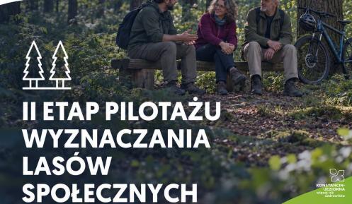 Grafika przedstawia trzy osoby rozmawiające w lesie oraz napis „II etap pilotażu wyznaczania lasów społecznych – Warszawa, konsultacje społeczne”.