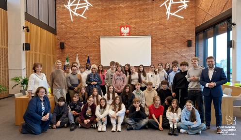 Zdjęcie grupowe uczniów SP nr 4 i młodzieży z Pisogne w sali posiedzeń w ratuszu