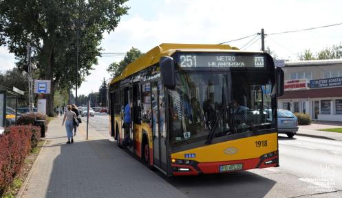 Autobus na przystanku