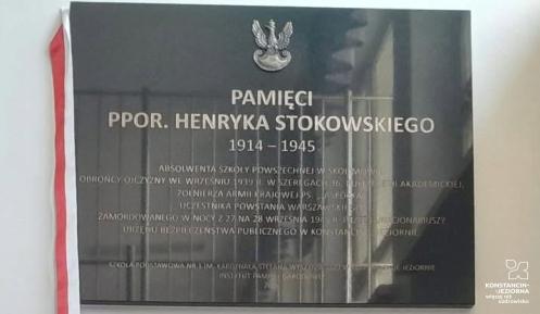 Czarna tablica pamiątkowa dedykowana ppor. Henrykowi Stokowskiemu ps. „Jaskółka”, odsłonięta w Szkole Podstawowej nr 1 w Konstancinie-Jeziornie. Na tablicy widnieje godło Polski, biało-czerwona wstęga oraz napis upamiętniający bohatera zamordowanego w 1945 roku przez Urząd Bezpieczeństwa.
