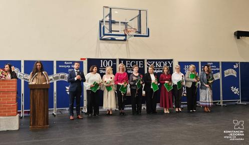 wręczenie nagród burmistrza podczas 100-lecia SP nr 6 w Opaczy
