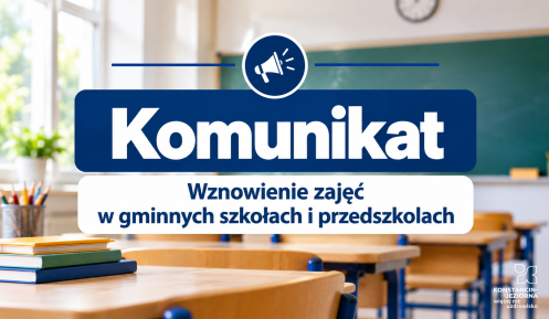 Grafika z napisem „Komunikat – Wznowienie zajęć w gminnych szkołach i przedszkolach” na tle rozmytej, pustej sali lekcyjnej.
