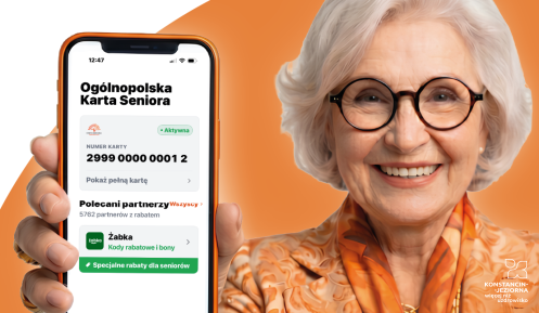 Plakat promujący cyfrową Ogólnopolską Kartę Seniora przedstawia uśmiechniętą seniorkę w okularach, trzymającą smartfon z aplikacją, oraz hasło zachęcające do prostej i bezpiecznej aktywacji karty.