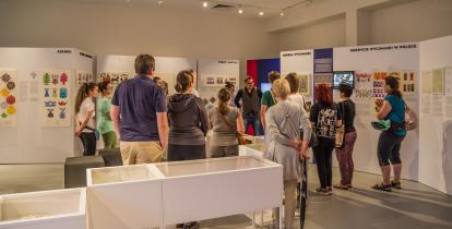 Grupa osób ogląda ekspozycję w muzeum