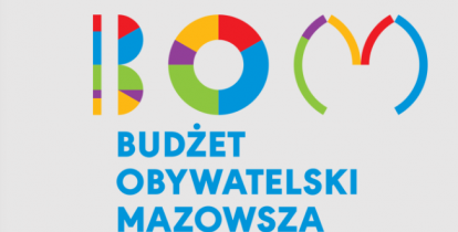 Tablica z logotypem Budżetu Obywatelskiego Mazowsza, u góry kolorowe litery skrótu BOM, pod nimi niebieskie napis Budżet Obywatelski Mazowsza