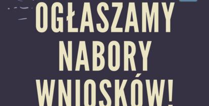 Plakat z napisami  promującymi  akcję, na ciemnym tle pośrodku jasny napis Ogłaszamy nabory wniosków, u góry elementy ozdobne  graficzne, na dole napis termin: 16-29 kwietnia 2021