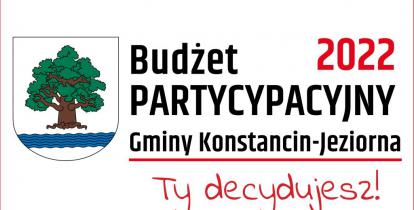 z lewej strony herb gminy: tarcza herbowa jest biała. Widnieje na niej drzewo – dąb – z brązowym korzeniem i pniem oraz zieloną koroną. Pod drzewem znajduje się pięć błękitnych fal symbolizujących rzekę Jeziorkę. z prawej strony napis Budżet partycypacyjny Gminy Konstancin-Jeziorna 2022, Ty decydujewsz!