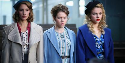 Trzy młode kobiety, bohaterki serialu, ubrane w stroje z lat 40.