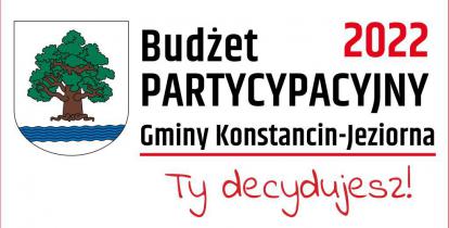 Grafika. Z lewej strony herb gminy: tarcza herbowa jest biała. Widnieje na niej drzewo – dąb – z brązowym korzeniem i pniem oraz zieloną koroną. Pod drzewem znajduje się pięć błękitnych fal symbolizujących rzekę Jeziorkę. Z prawej strony napis Budżet partycypacyjny Gminy Konstancin-Jeziorna 2022, Ty decydujesz!