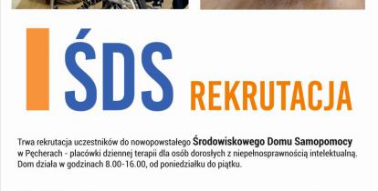 Plakat informujący o rekrutacji do Środowiskowego Domu Pomocy w Pęcherach. Na górze dwa zdjęcia: jedno zbiorowe w głównej części osoba na wózku inwalidzkim, drugie pokazuje salę do ćwiczeń. Pod zdjęciami duży napis: ŚDS rekrutacja i szczegółowe informacje, które powielone zostały w artykule. 