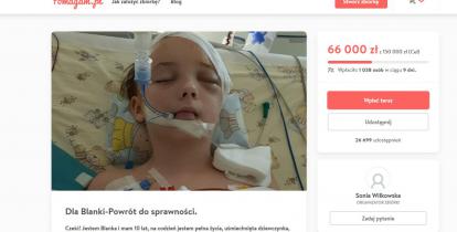 Zrzut ekranu ze strony internetowej Pomagam.pl, na którym jest zdjęcie dziewczynki w śpiączce z podłączoną aparaturą utrzymującą życie, pod którym jest tekst: Dla Blanki – Powrót do sprawności.