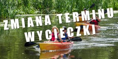 Po rzece płyną cztery osoby trzema kajakami. Kobieta i mężczyzna siedzą w jednym kajaku. Za nimi płynie dwóch mężczyzn. Wszyscy ubrani są w kamizelki ratunkowe, w rękach trzymają wiosła. Na zdjęciu duży biały napis Zmiana terminu wycieczki.