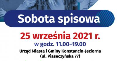 Plakat promujący Powszechny Spis Ludności i Mieszkań 2021. Poniżej cztery osoby stojące w rzędzie, w różnym wieku, dwie kobiety i dwóch mężczyzn, w tle niebieskie tło. Na środku napis Spisz się z naszą pomocą. Na dole informacje o dyżurze rachmistrza, którego szczegóły znajdują się w artykule.