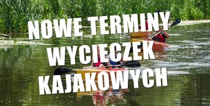 Napis: Nowe terminy wycieczek kajakowych na tle rzeki.