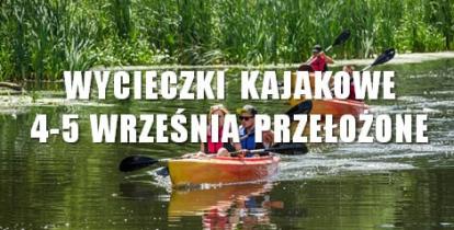 Po rzece płyną cztery osoby trzema kajakami. Kobieta i mężczyzna siedzą w jednym kajaku. Za nimi płynie dwóch mężczyzn. Wszyscy ubrani są w kamizelki ratunkowe, w rękach trzymają wiosła. Na zdjęciu duży biały napis wycieczki kajakowe odwołane