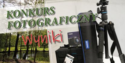Grafika. Na górze jest duży napis Konkurs fotograficzny, poniżej napis wyniki. Po lewej stronie jest zdjęcie Parku Zdrojowego. Po prawej stronie jest zdjęcie aparatu fotograficznego, statywu fotograficznego oraz torby. 