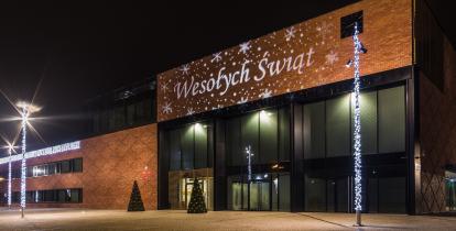 Budynek ratusza w Konstancinie-Jeziornie, na elewacji wyświetlany napis Wesołych świąt.