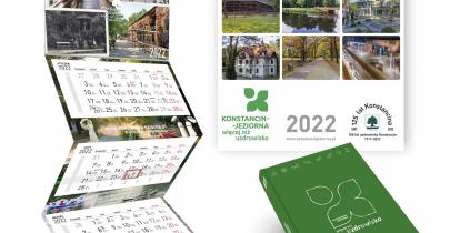 Zdjęcia trzech kalendarzy gminnych – planszowy, trójdzielny i książkowy. W górnym lewym roku napis: Gminne kalendarze na 2022 rok.