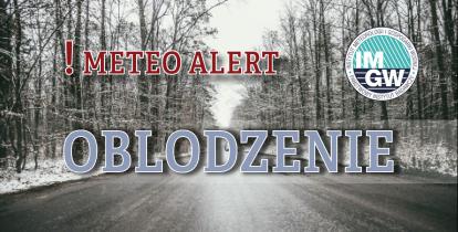 Na górze czerwony napis meteo alert poprzedzony wykrzyknikiem. Obok niego logo Instytutu Meteorologii i Gospodarki Wodnej - niebieski okrąg z białymi literami IMGW, poniżej szary napis oblodzenie. W tle widać samochód jadący ulicą asfaltową przez las.  