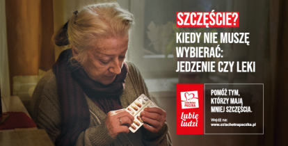 Seniorka siedzi na krześle w pokoju. W rękach trzyma listek leków. Po prawej stronie znajdują się białe napisy: szczęście? Kiedy nie muszę wybierać jedzenie czy leki. 