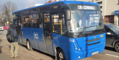 Niebieski autobus stoi na przystanku, nad przednią szybą wyświetlacz z numerem linii L16 i nazwą przystanku Czarnów.