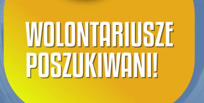 Grafika wektorowa. Na niebieskim tle w białym okręgu tekst: Baza Wolontariatu Powiatu Piaseczyńskiego, niżej w żółtym dymku wypowiedzi tekst: Wolontariusze Poszukiwani. Na dole strony adres internetowy: www.wolontariat.piaseczno.pl. 