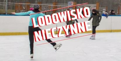 Pięć osób jeździ na lodowisku. Na środku napis: Lodowisko nieczynne.