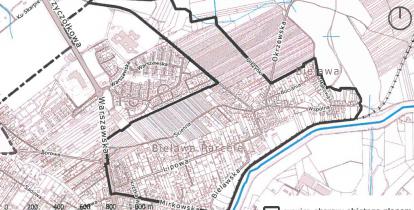 Fragment mapy miejscowości Bielawa. Czarną grubą linią, o nieregularnym kształcie, zaznaczono granice obszaru objętego miejscowym planem zagospodarowania przestrzennego.