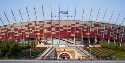 Widok na Stadion PGE Narodowy w Warszawie od strony głównego wejścia. 
