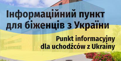 Napisy na fladze Ukrainy na tle budynku ratusza, w języku ukraińskim: Інформаційний пункт для біженців з України oraz polskim:  Punkt informacyjny dla uchodźców z Ukrainy