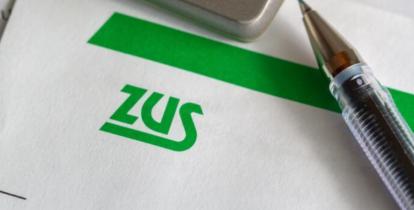 Kartka z logo ZUS, na której leży długopis.