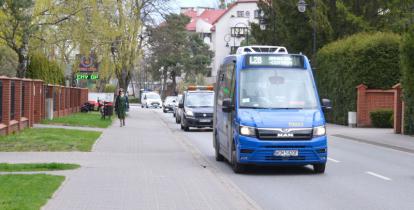 Niebieski autobus lokalnej linii L28 w czasie przejazdu.