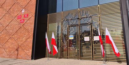 Budynkek Urzędu Miasta i Gminy Konstancin-Jeziorna, przed nim, przy wejściu stojące polskie flagi.