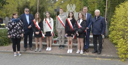 Zdjęcie grupowe przed pomnikiem – delegacja uczniów i nauczycieli, drugi zastępca burmistrza i przewodniczący koła nr 21 Polskiego Związku Emerytów, Rencistów i Inwalidów w Konstancinie-Jeziornie.
