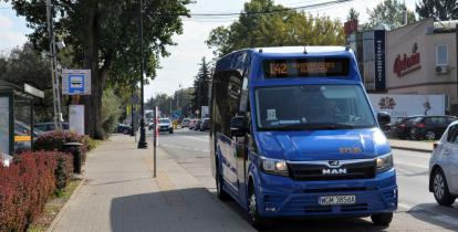 Autobus lokalnej linii stający na przystanku