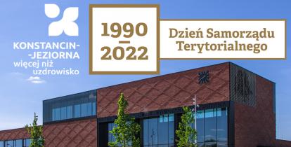 Z lewej strony znak promocyjny gminy Konstancin-Jeziora – więcej niż uzdrowisko, na środku w kwadracie daty 1990–2021, obok napis Dzień Samorządu Terytorialnego, pod nimi budynek konstancińskiego ratusza.