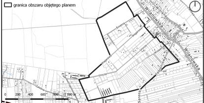 Fragment mapy Słomczyna zachodniego i terenów przyległych. Czarną linią, o nieregularnym kształcie, zaznaczono granice obszaru objętego projektem miejscowego planu zagospodarowania przestrzennego.