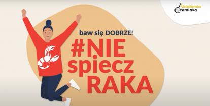 Grafika: na beżowym tle postać skaczącej kobiety. Ręce ma uniesione do góry, ubrana jest w czerwoną bluzę z rysunkiem białego raka. Obok niej jest duży napis #Nie spiecz raka.