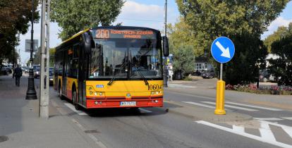 Autobus dojeżdżający do skrzyżowania