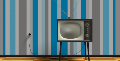 telewizor starego typu stojący na tle kolorowej ściany
