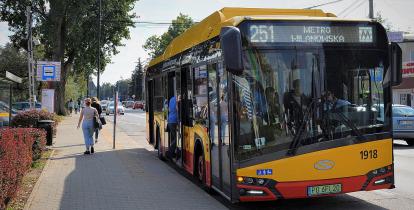 Miejski autobus stojący na przystanku